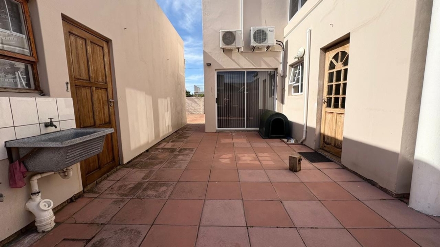 5 Bedroom Property for Sale in Sandbaai Western Cape